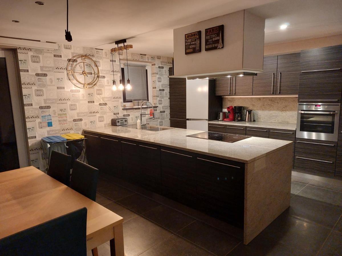 Le Reposoir Maison Spacieuse Avec Feu Au Bois Bertogne Exterior foto